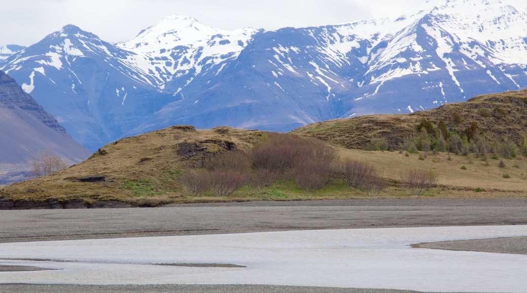 Jökulsárlón-meer bevat bergen, sneeuw en algemene kustgezichten