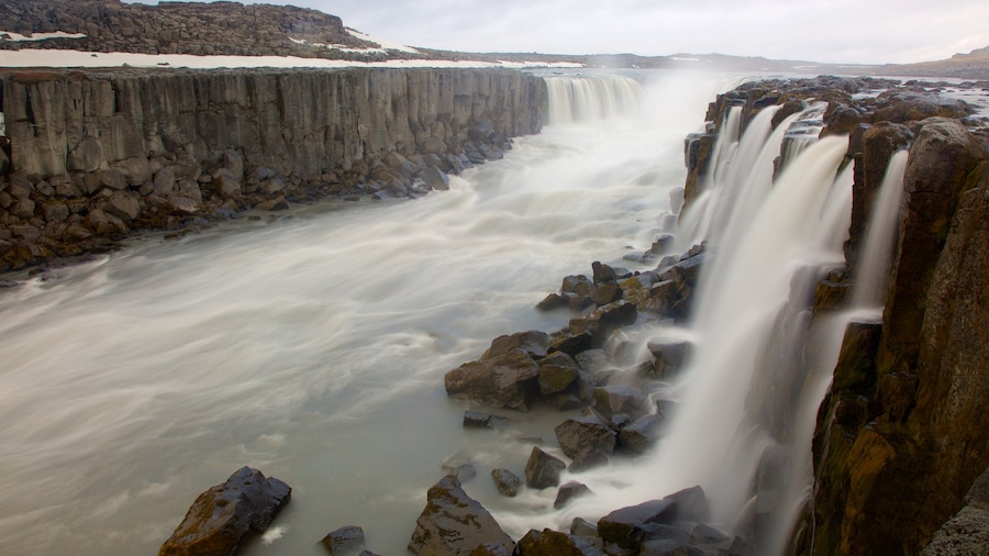 Skinnastadur which includes rapids, a gorge or canyon and a cascade
