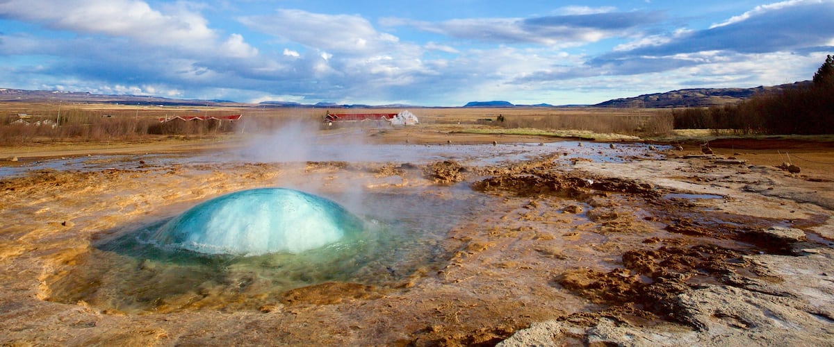 Geysir Hot Springs showing a hot spring