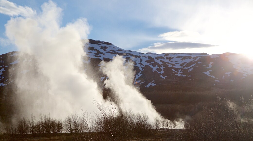 Geysir inclusief mist of nevel en bergen