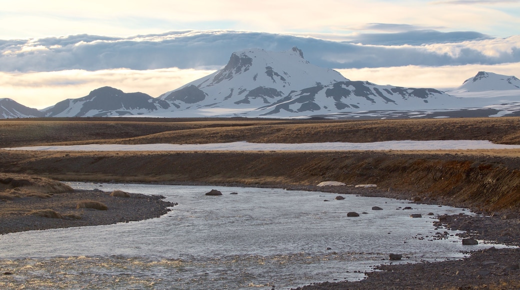 Islandia ofreciendo montañas, un río o arroyo y nieve