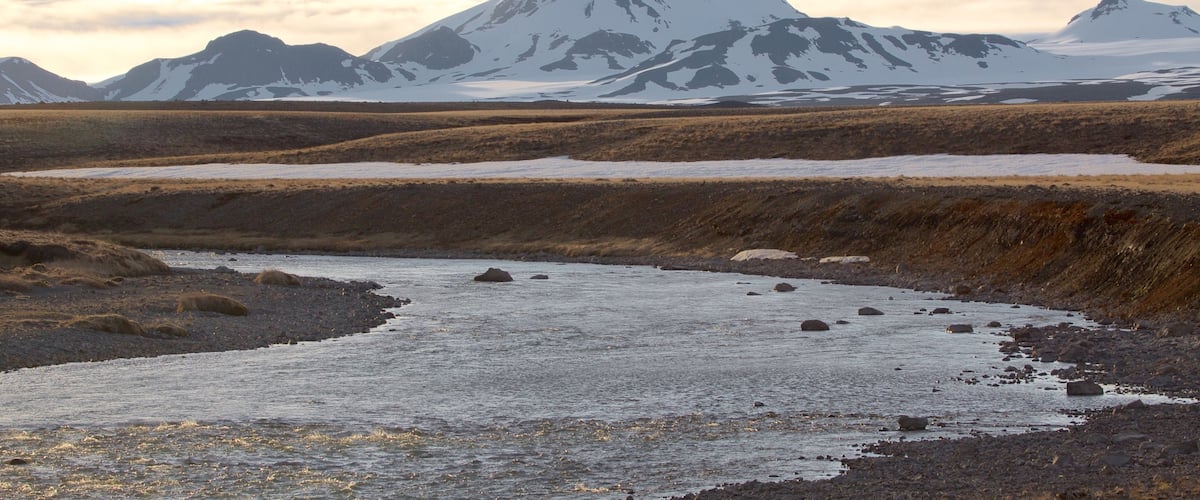 Islandia ofreciendo montañas, un río o arroyo y nieve
