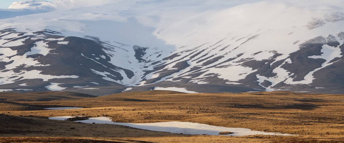 Laugarvatn mostrando montañas y nieve