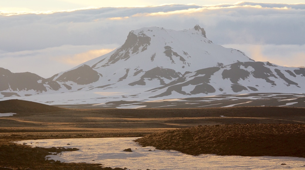 Laugarvatn som viser bjerge og sne