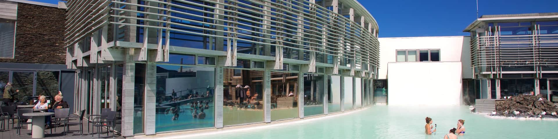 Bláa Lónið welches beinhaltet Luxushotel oder Resort, moderne Architektur und heiße Quelle