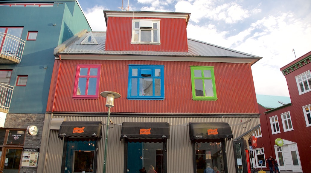 Reykjavík welches beinhaltet Straßenszenen