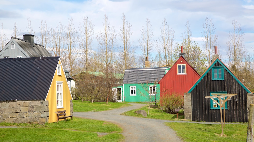 Árbæjarsafn friluftsmuseum presenterar gatuliv, åkrar och ett hus