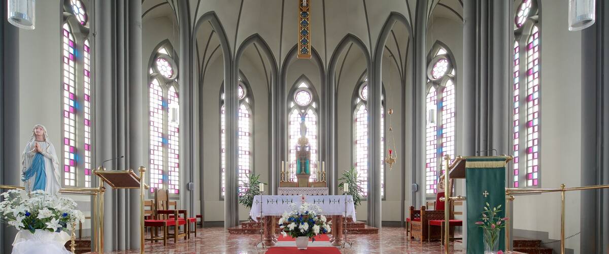 Landakotskirkja which includes interior views, religious aspects and a church or cathedral
