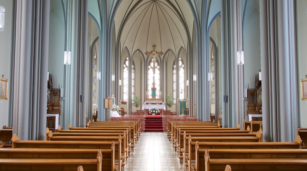 Landakotskirkja que inclui uma igreja ou catedral e vistas internas