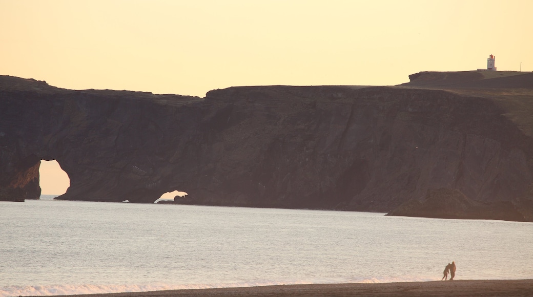 Black Beach caracterizando paisagens litorâneas e um pôr do sol