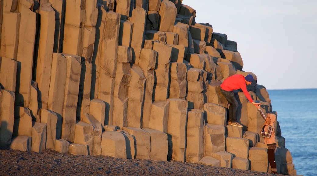 Playa Black ofreciendo una puesta de sol y también un pequeño grupo de personas