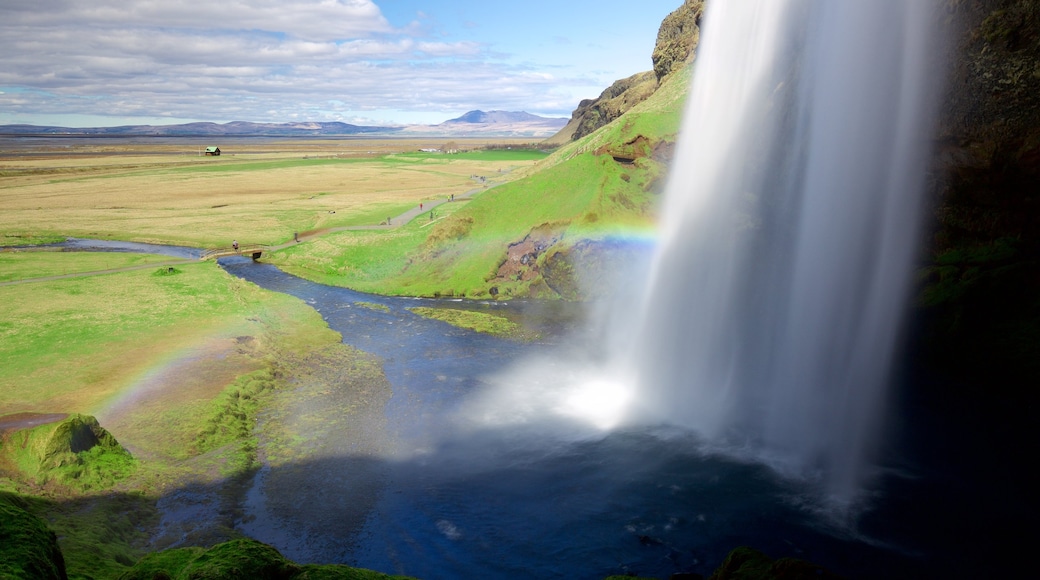 Seljalandsfoss johon kuuluu vesiputous