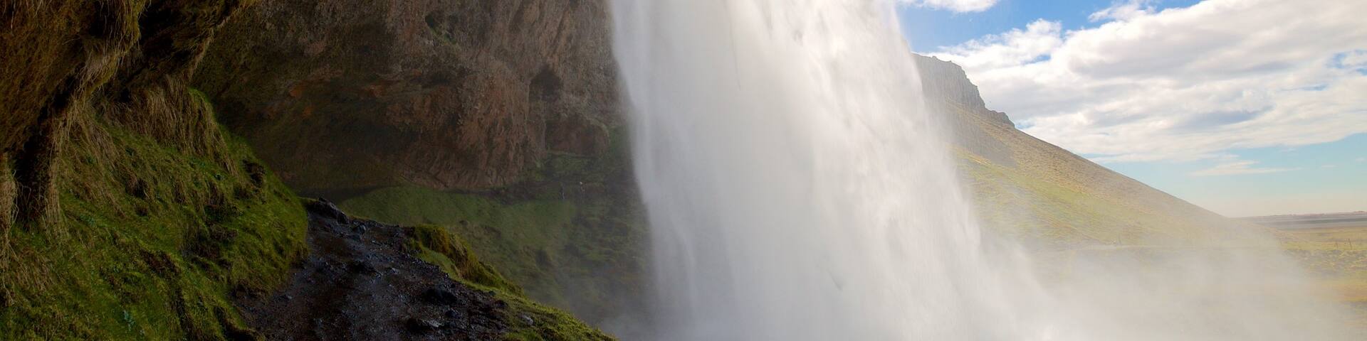 Seljalandsfoss showing a waterfall