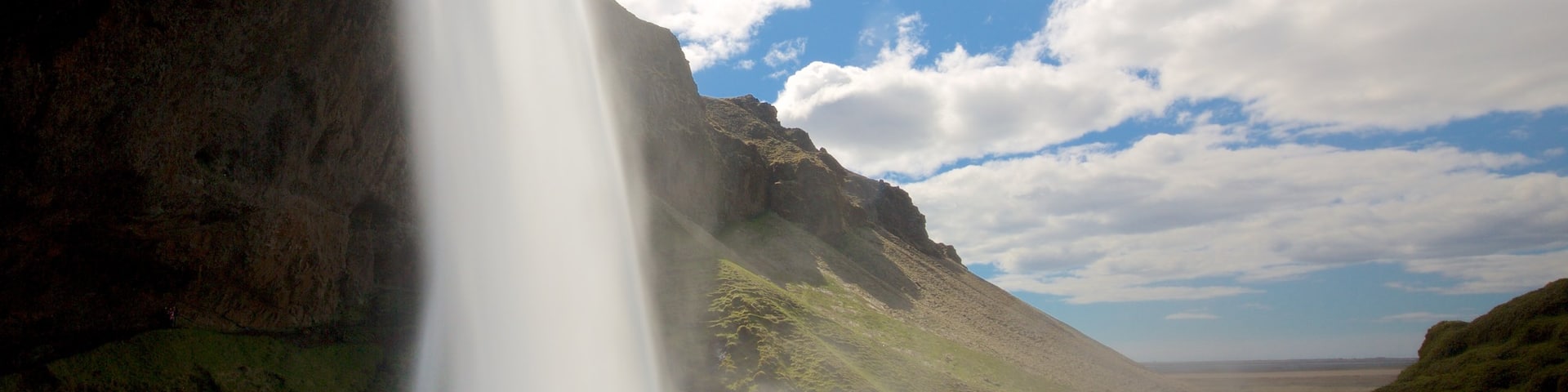 Seljalandsfoss showing a waterfall