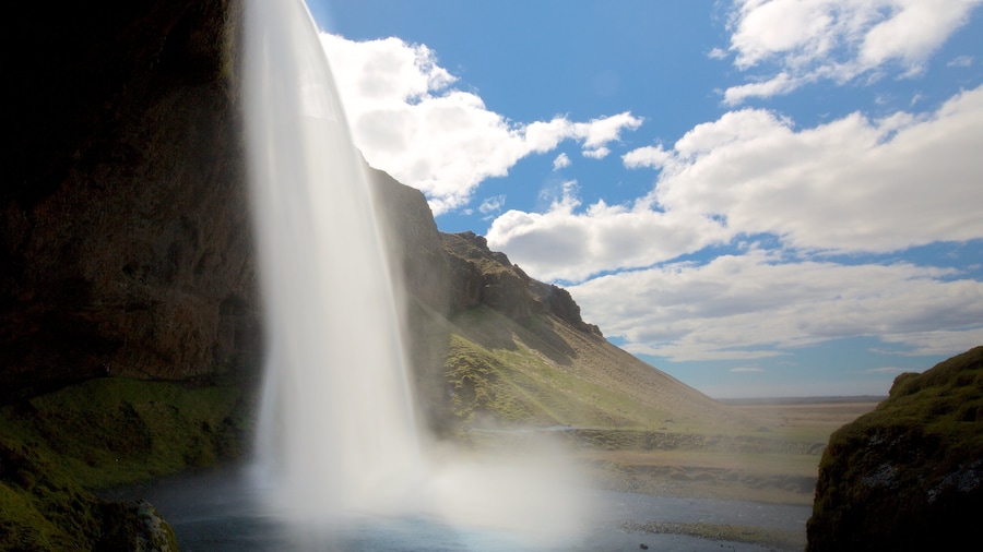 Seljalandsfoss ofreciendo una catarata