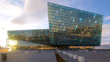 Reykjavík fasiliteter samt torg eller plass, moderne arkitektur og solnedgang