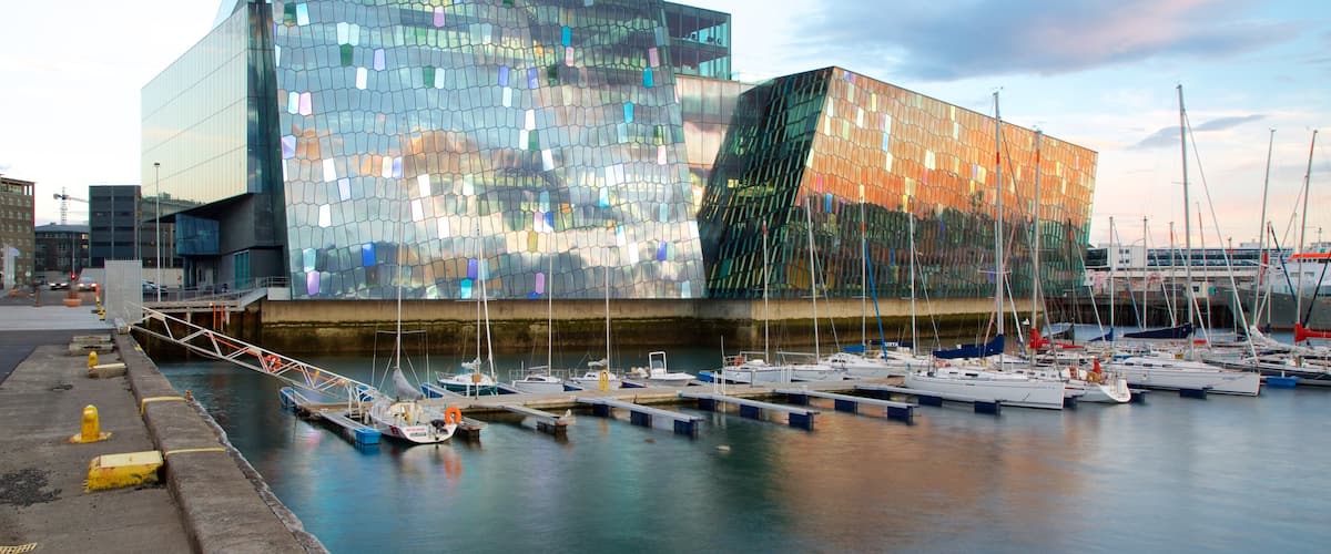 Harpa ofreciendo una bahía o puerto, arquitectura moderna y vistas generales de la costa