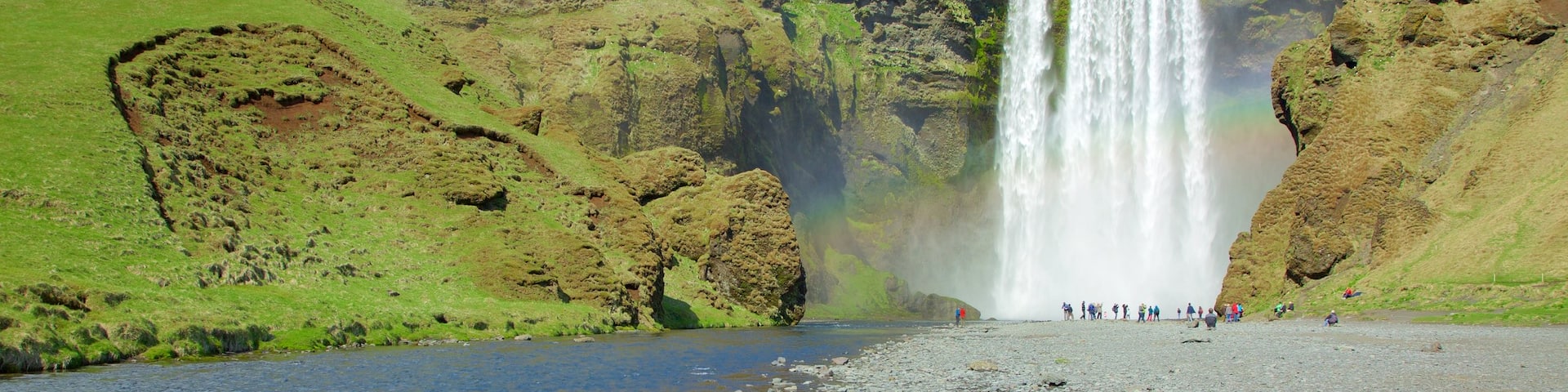 Skogafoss que incluye un río o arroyo y una catarata