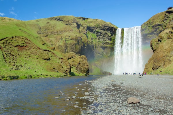 Skogafoss qui includes chute d\'eau et riviĂšre ou ruisseau
