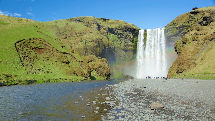 Skógafoss som omfatter en flod eller et vandløb og et vandfald