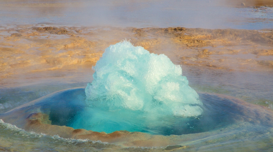 Sources chaudes de Geysir montrant source chaude