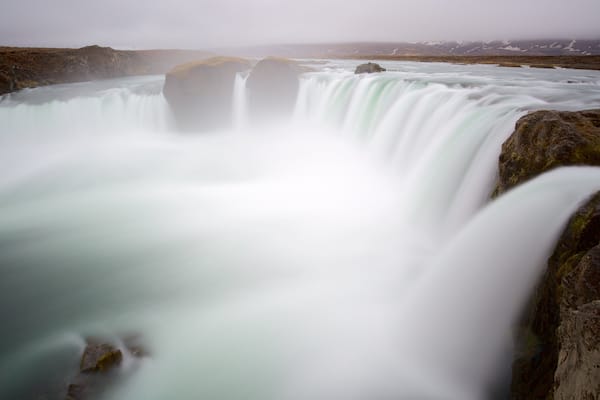 Goðafoss welches beinhaltet Kaskade und Nebel