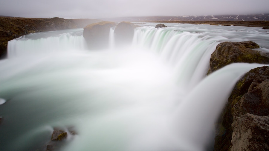 Godafoss que inclui uma cachoeira e neblina