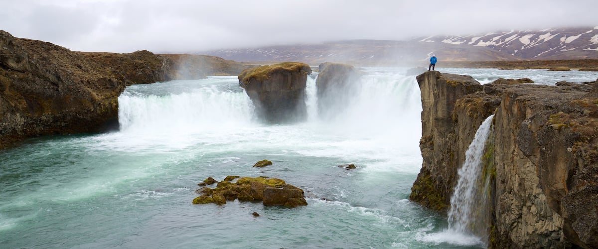 Goðafoss toont een cascade en mist of nevel