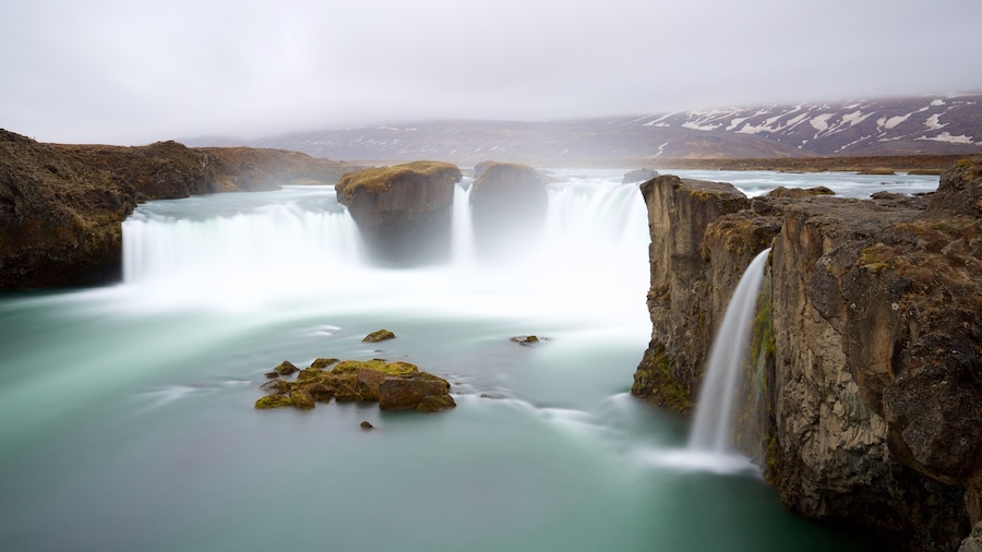 Godafoss que incluye una catarata y neblina o niebla