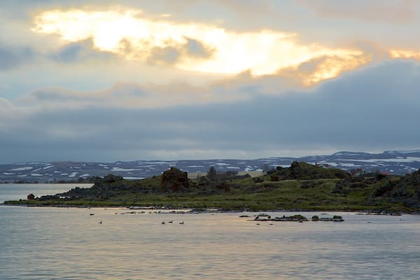 Myvatn das einen See oder Wasserstelle und Sonnenuntergang