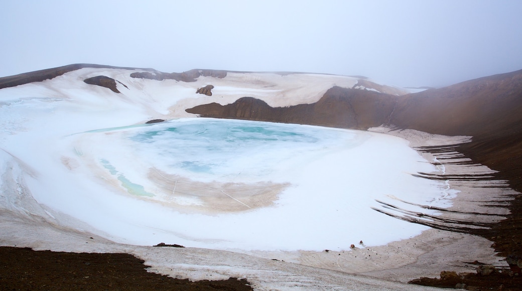 Volcán Krafla ofreciendo una fuente termal y nieve