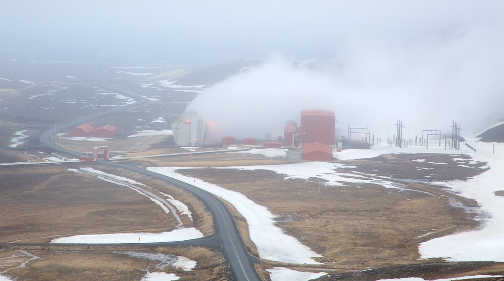 Krafla-vulkaan toont landschappen, industriële elementen en sneeuw