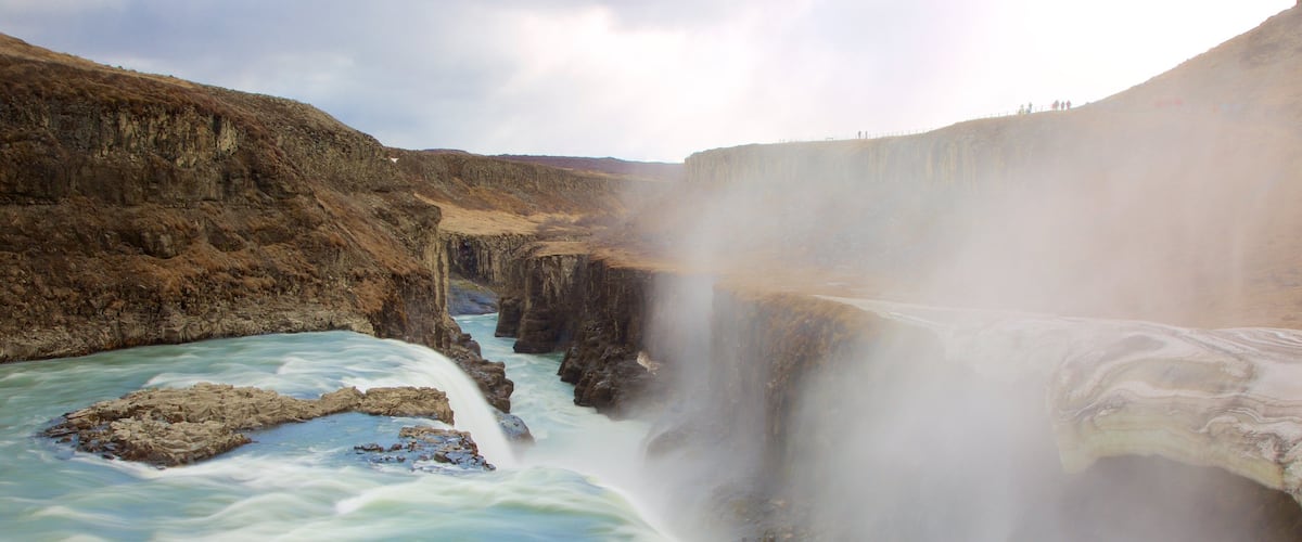 Cascada Gullfoss mostrando un río o arroyo, neblina o niebla y un barranco o cañón
