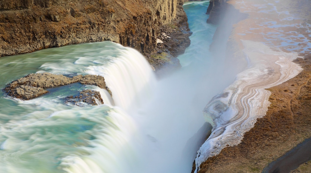 Gullfoss presenterar dimma, en kaskad och en ravin eller kanjon