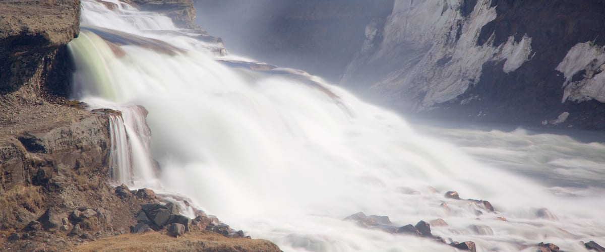 น้ำตก Gullfoss ซึ่งรวมถึง น้ำตก, หมอก และ กระแสน้ำไหลเชี่ยว