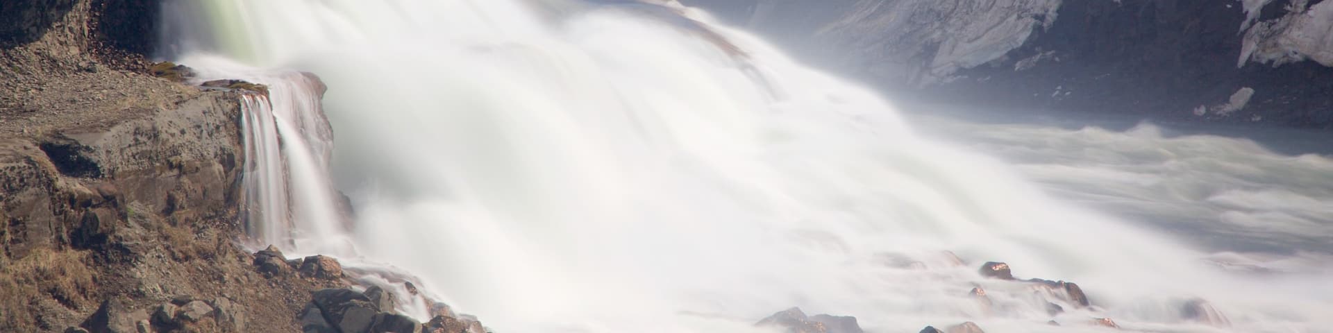 Cascada Gullfoss ofreciendo neblina o niebla, rápidos y una cascada
