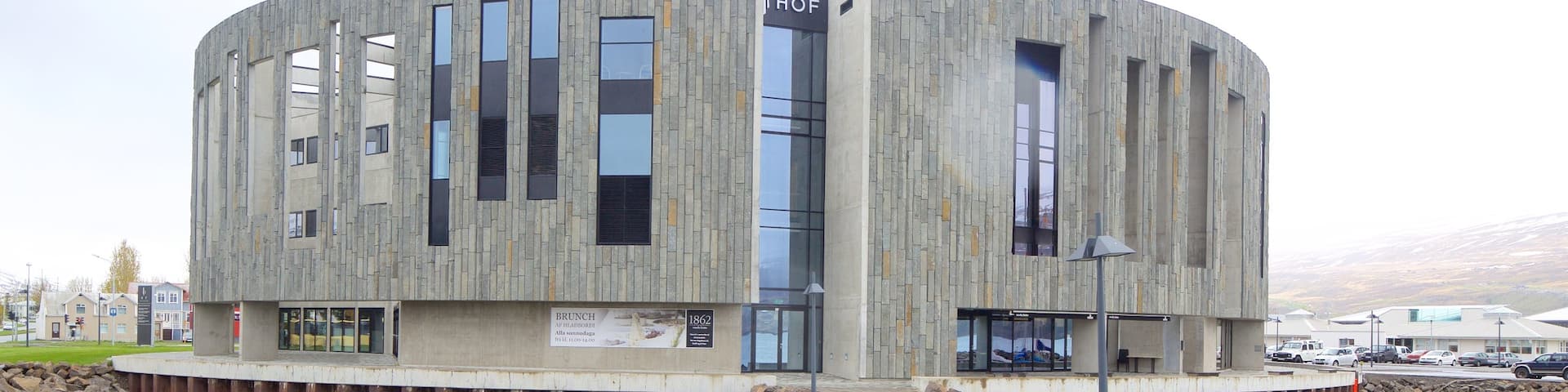 Akureyri featuring modern architecture and street scenes