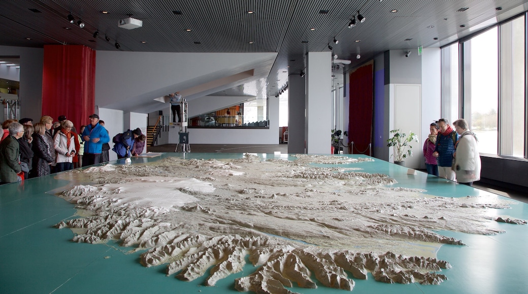 Ayuntamiento de Reykjavík ofreciendo vistas interiores y también un gran grupo de personas