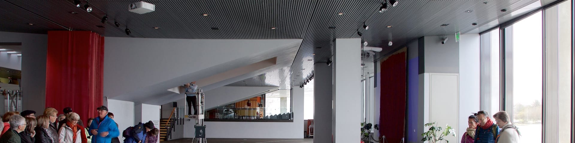 Ayuntamiento de Reykjavík ofreciendo vistas interiores y también un gran grupo de personas