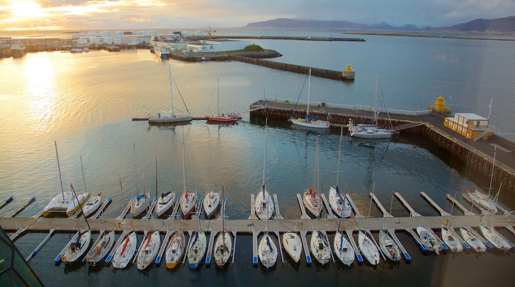 Reykjavik montrant navigation, vues littorales et coucher de soleil