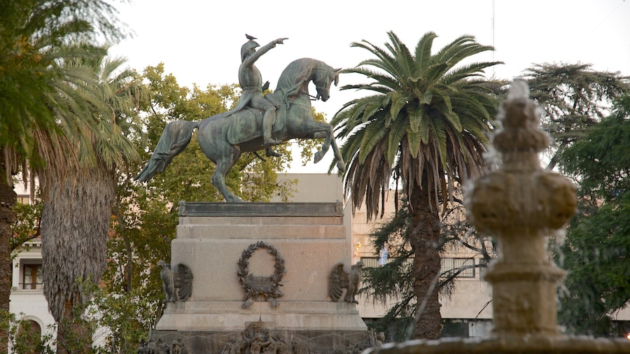 Plaza San Martín mostrando una estatua o escultura