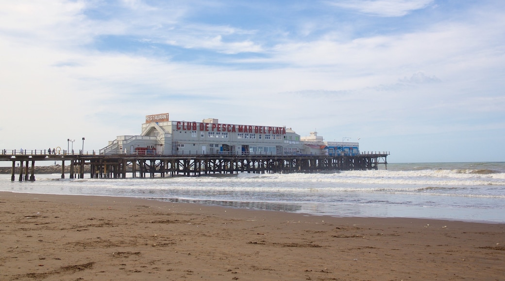 Bristol Beach showing a sandy beach and general coastal views