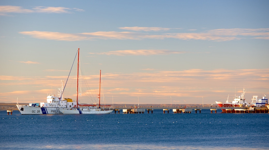 Spiaggia di Puerto Madryn caratteristiche di vista della costa e tramonto