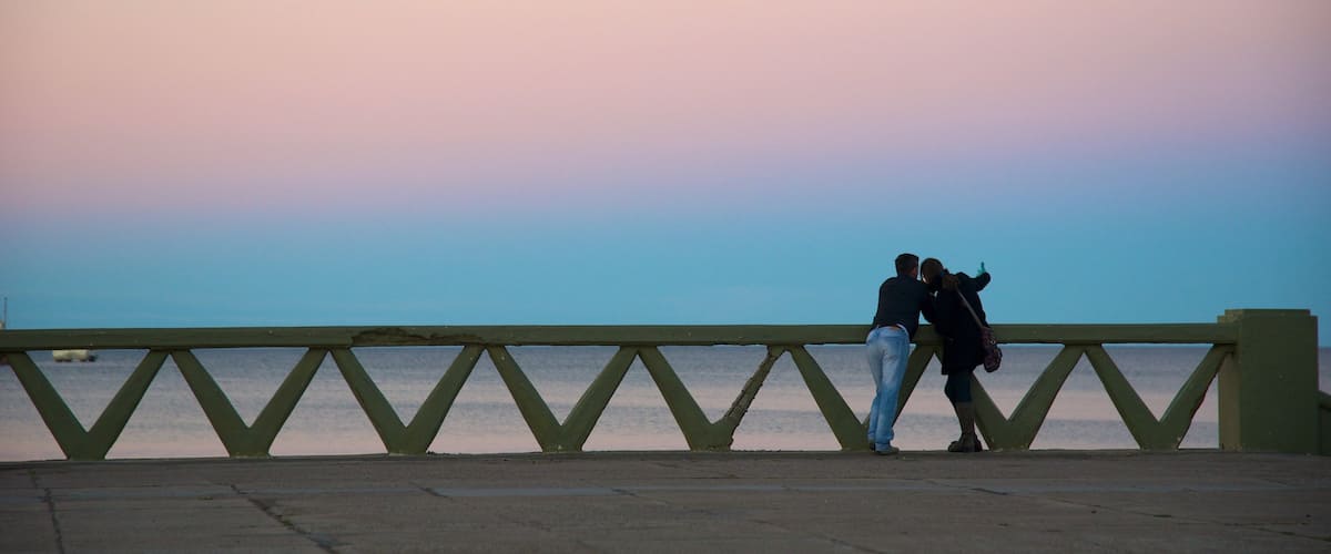 Puerto Madryn Beach qui includes coucher de soleil aussi bien que couple