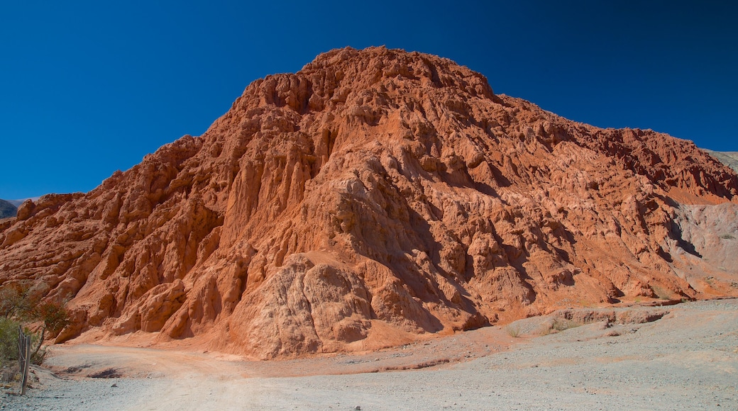 Purmamarca que inclui montanhas e paisagens do deserto