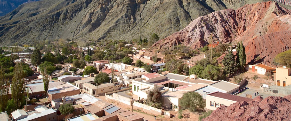 Purmamarca que incluye una pequeña ciudad o aldea, vista al desierto y montañas
