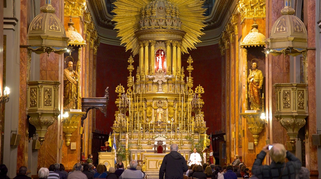 Salta-katedralen som inkluderar historisk arkitektur, religiösa element och en kyrka eller katedral