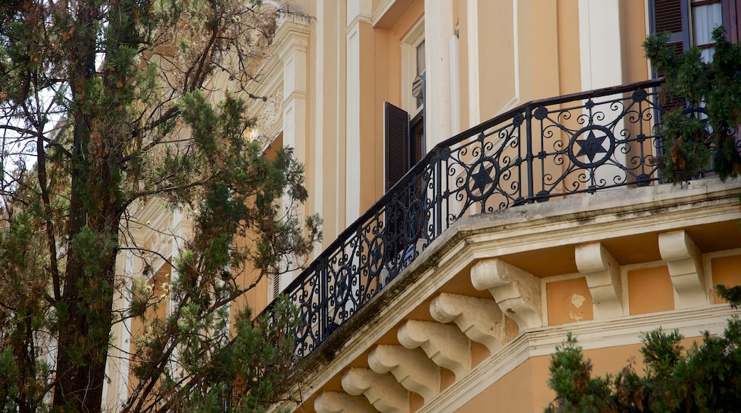 Palacio Legislativo featuring heritage architecture and a house