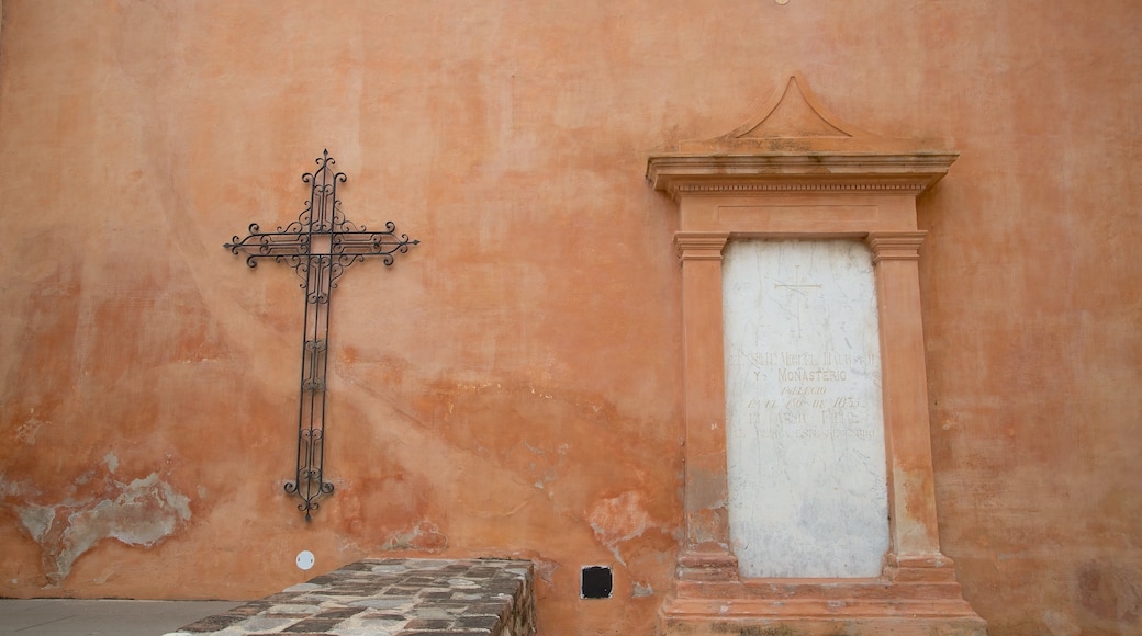 Monasterio de las Carmelitas ofreciendo elementos religiosos