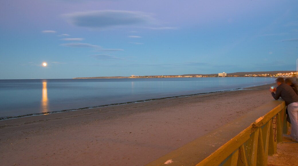 Spiaggia di Puerto Madryn mostrando spiaggia sabbiosa, tramonto e vista della costa